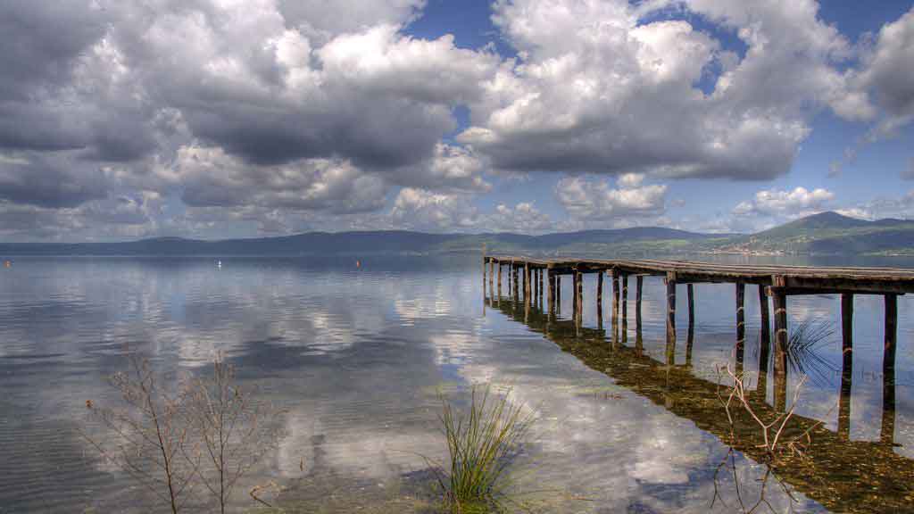 Lago di Bracciano. Foto Wikimedia Commons di Roberto Ferrari from Campogalliano (Modena), Italy