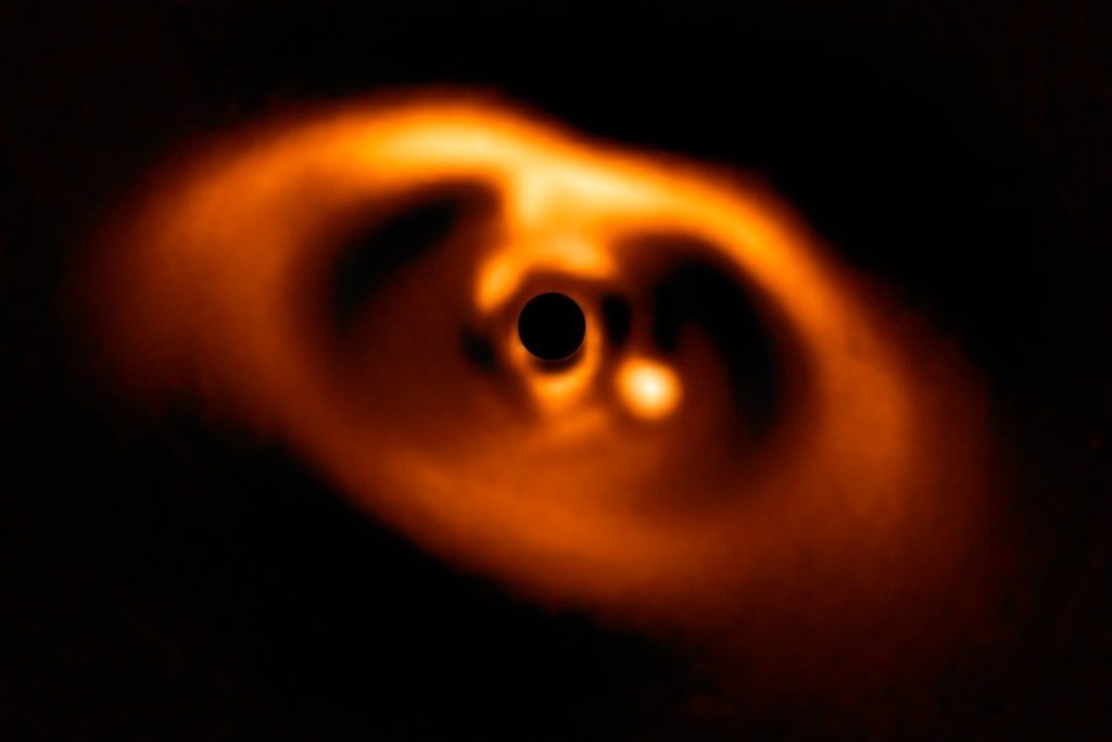 Il pianeta PSD 70b è il primo pianeta che è stato fotografato appena nato. Foto: ESO/A. Müller et al.