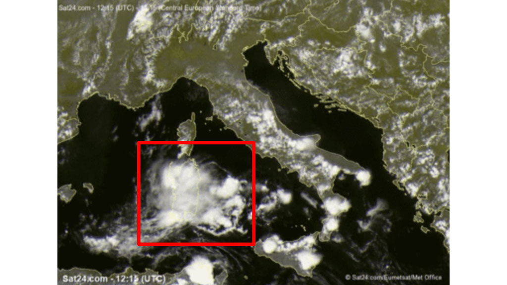 nubi circolari intorno alla Sardegna